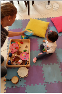 Tia Lê mostrando os instrumentos musicais para Maria Antônia <3