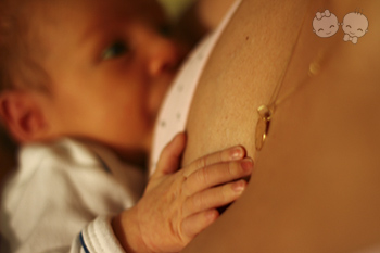 Gabriel mamando no seu primeiro mês de vida. | Crédito: Arquivo Pessoal
