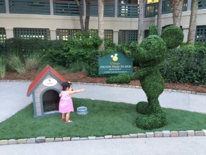 Maria Antônia brincando com o Mickey e procurando o Pluto <3