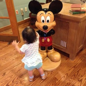 Maria Antônia conhecendo o Mickey <3