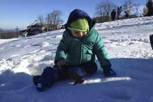 Gabriel descobrindo a neve pela primeira vez. | Crédito: Arquivo pessoal