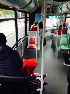 Ônibus em Valência com espaço para cadeirantes e carrinhos de bebê.